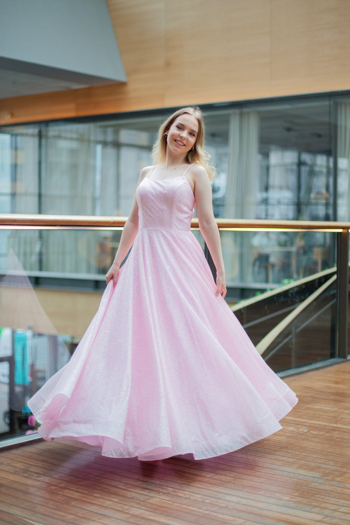 Kimaltava pinkki vanhojentanssimekko klassisella ja elegantilla mallilla.