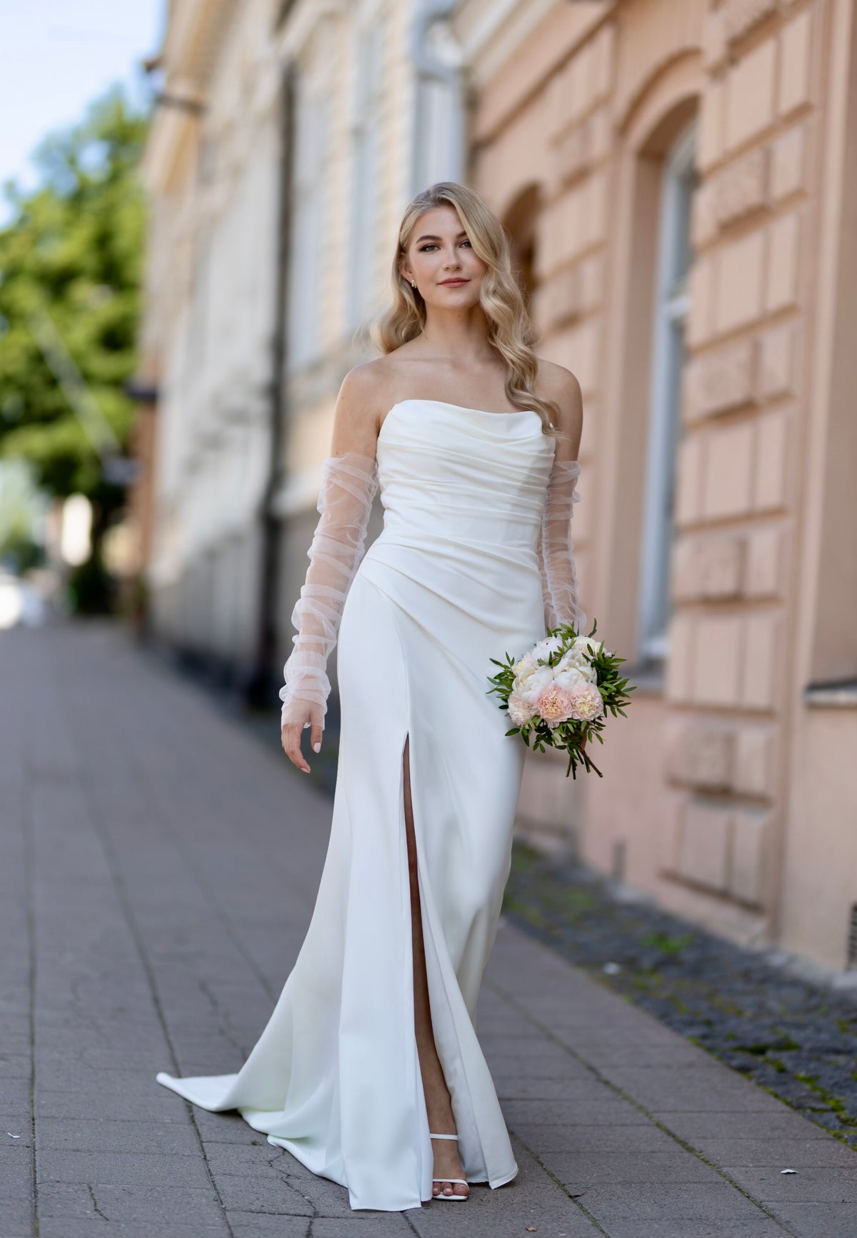 Häämekko H4888WS-Jersey, moderni siluetti ja imarteleva rypytys.