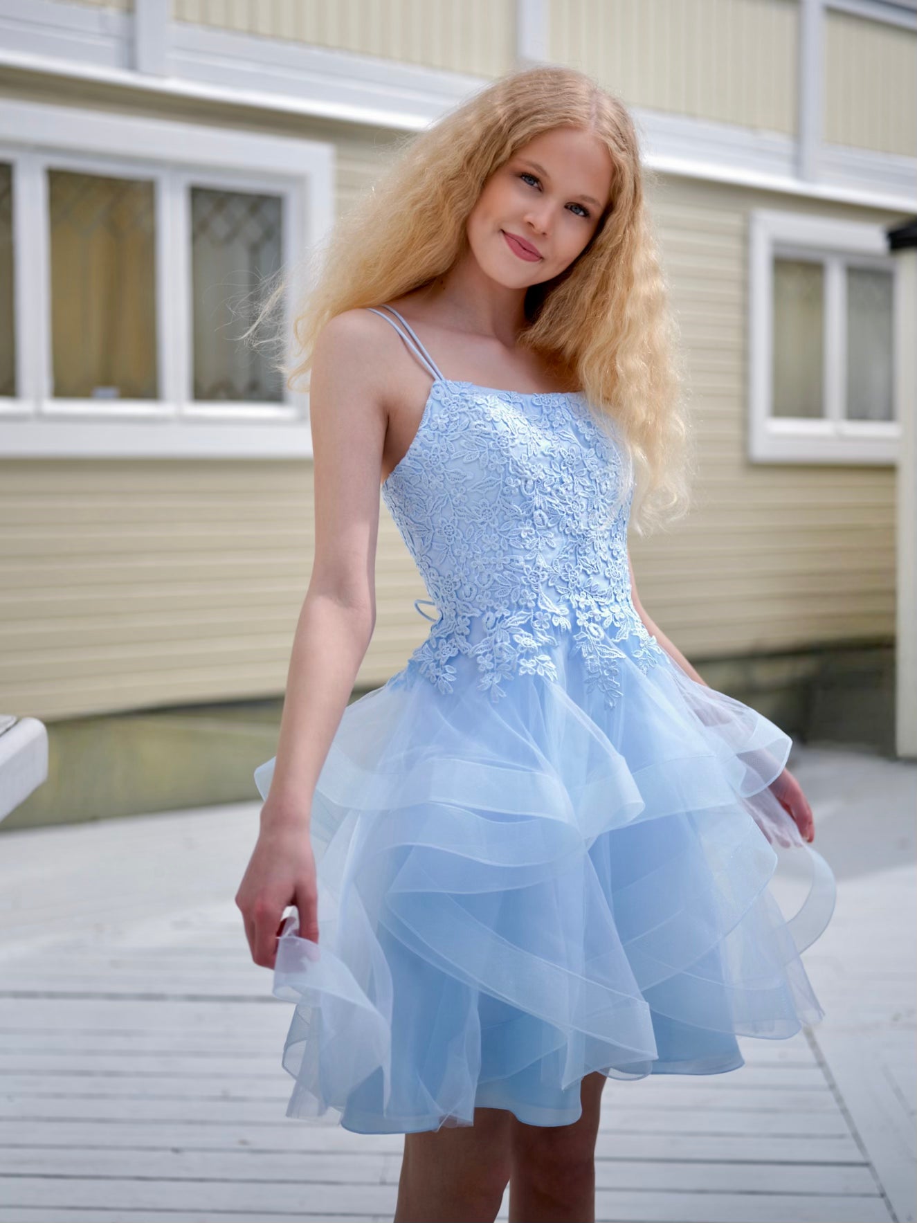 Röyhelöhelmainen vaaleansininen rippimekko. 