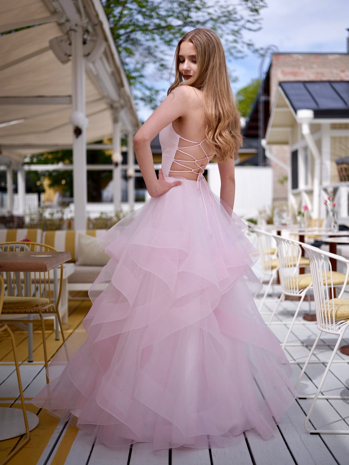 Pinkki röyhelöhelmainen vanhojentanssimekko, takaa.