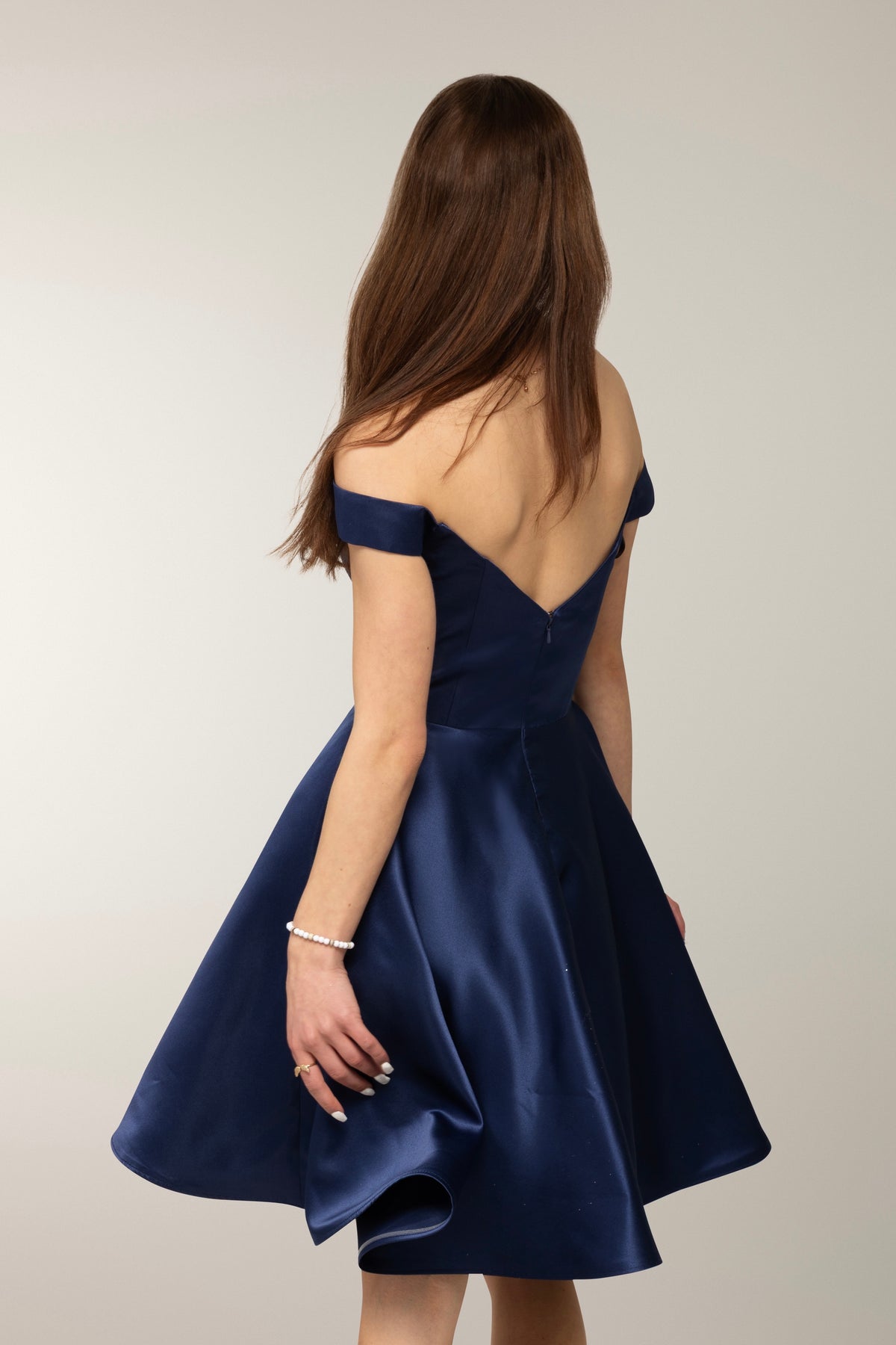 Tummansininen elegantti off shoulder mallinen  rippimekko. 