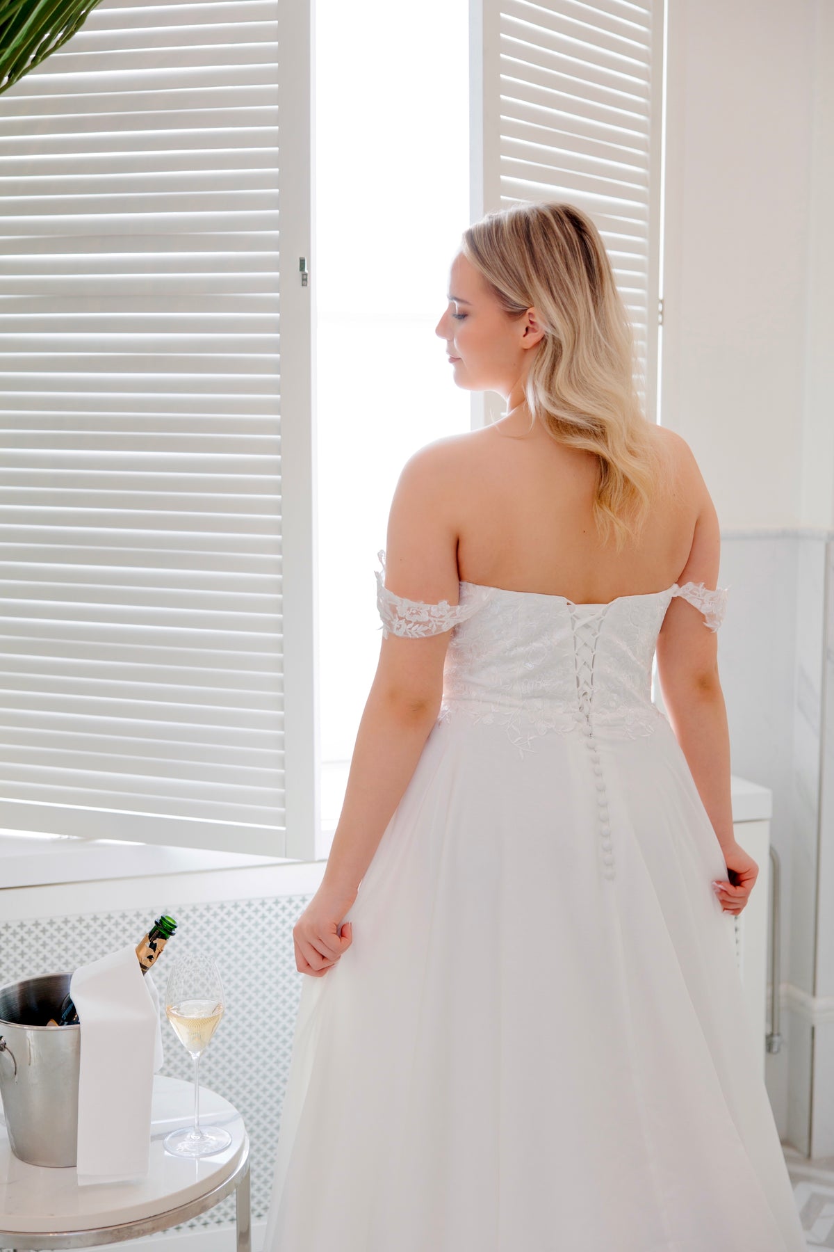 Off shoulder häämekko sifongista, pitsiyksityiskohdilla, lähikuva takaa.