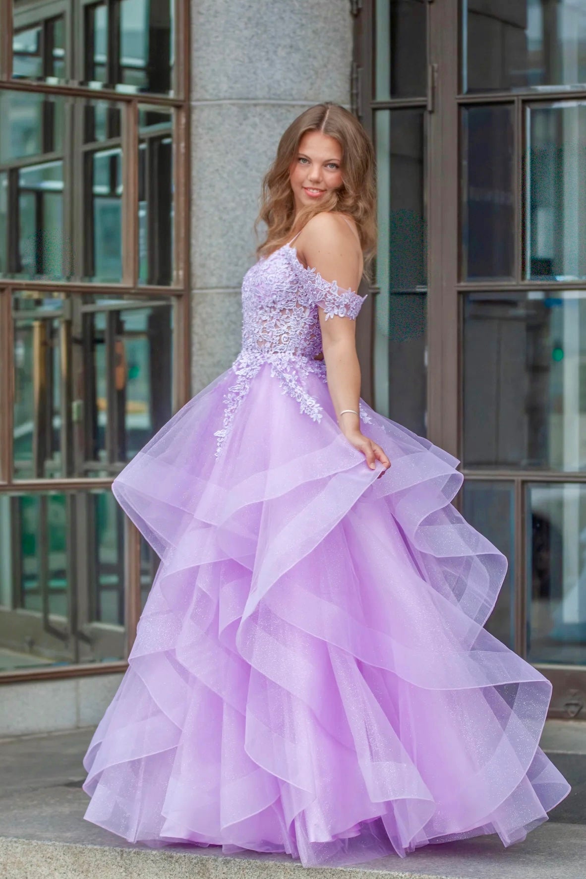 Violetti vanhojentanssimekko off shoulder -pitsiyläosalla ja röyhelöhelmalla.