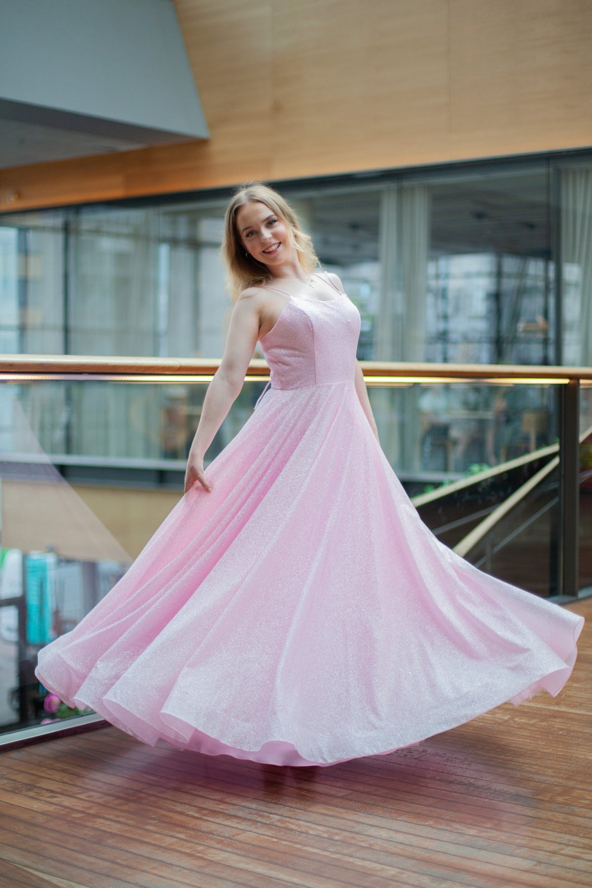 Kimaltava pinkki vanhojentanssimekko klassisella ja elegantilla mallilla, edestä. 