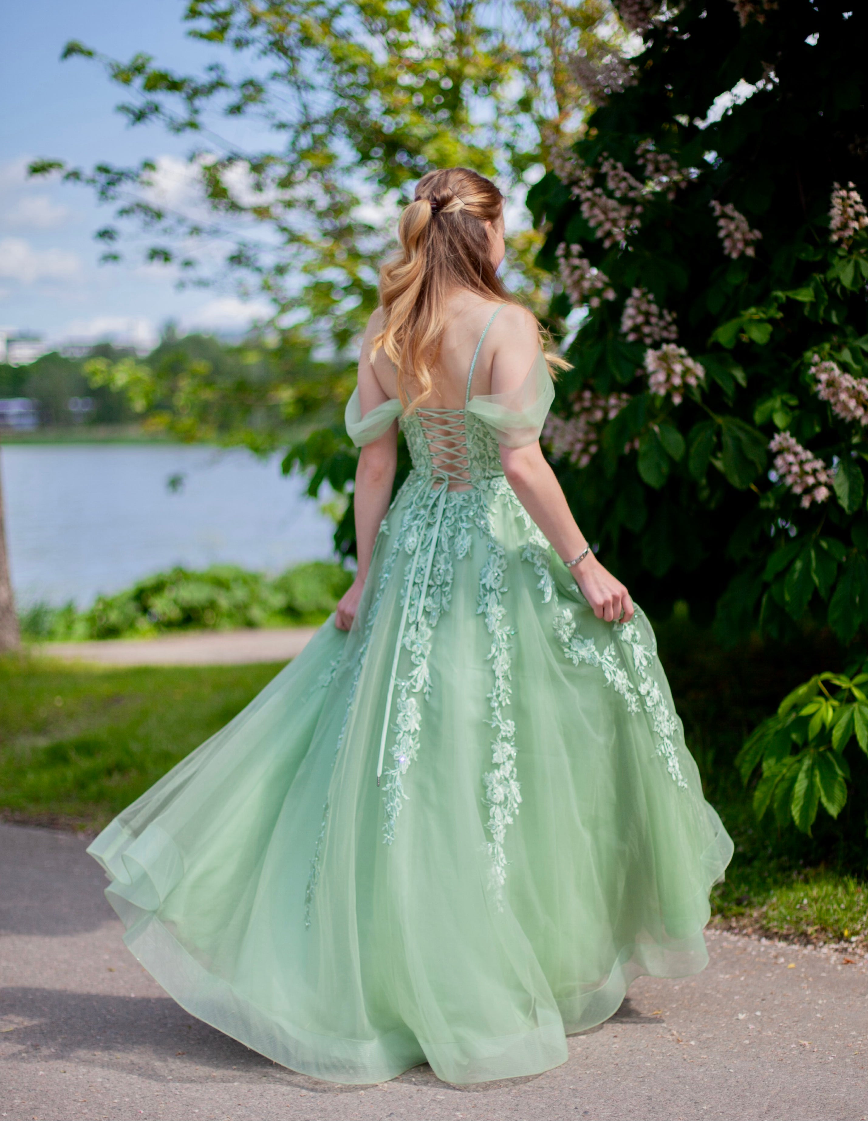Oliivinvihreä pitsinen vanhojentanssimekko off shoulder- mallilla. 