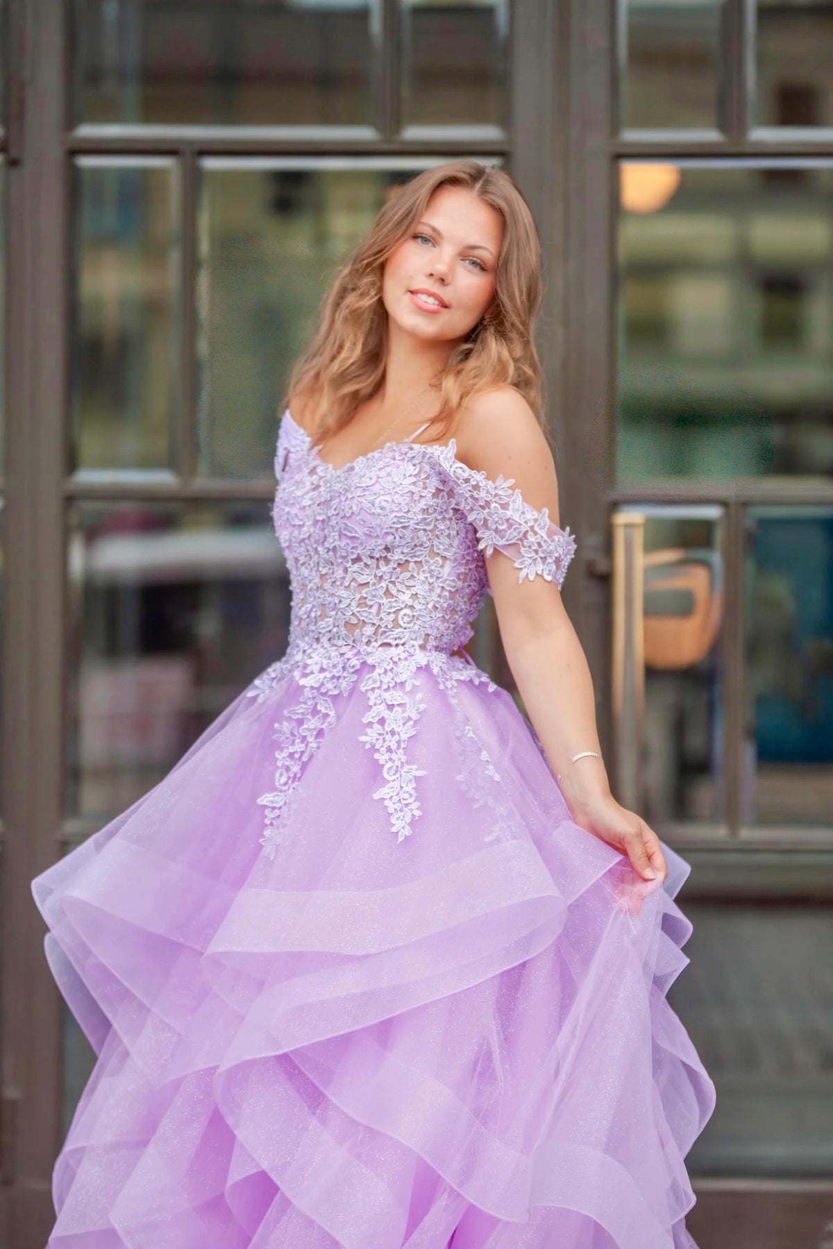 Violetti vanhojentanssimekko off shoulder -pitsiyläosalla ja röyhelöhelmalla.