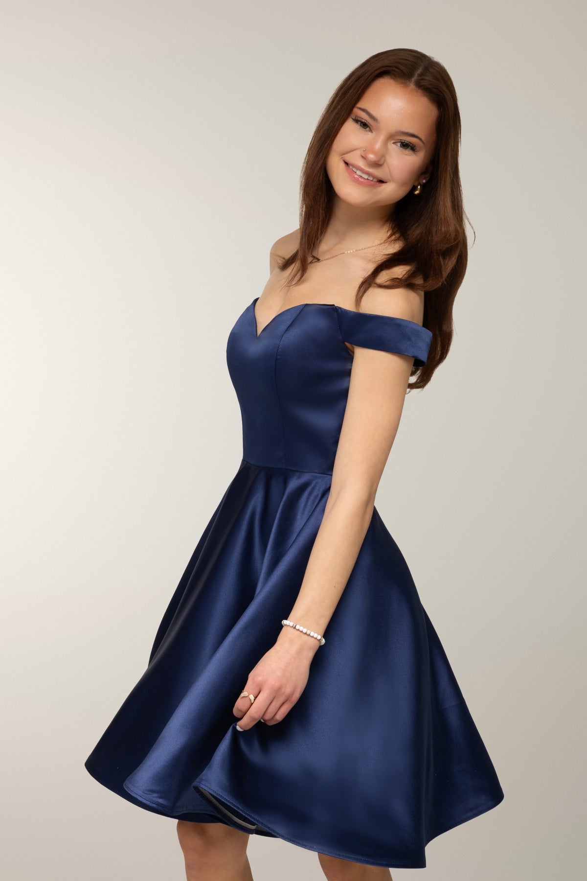 Tummansininen elegantti off shoulder mallinen  rippimekko. 