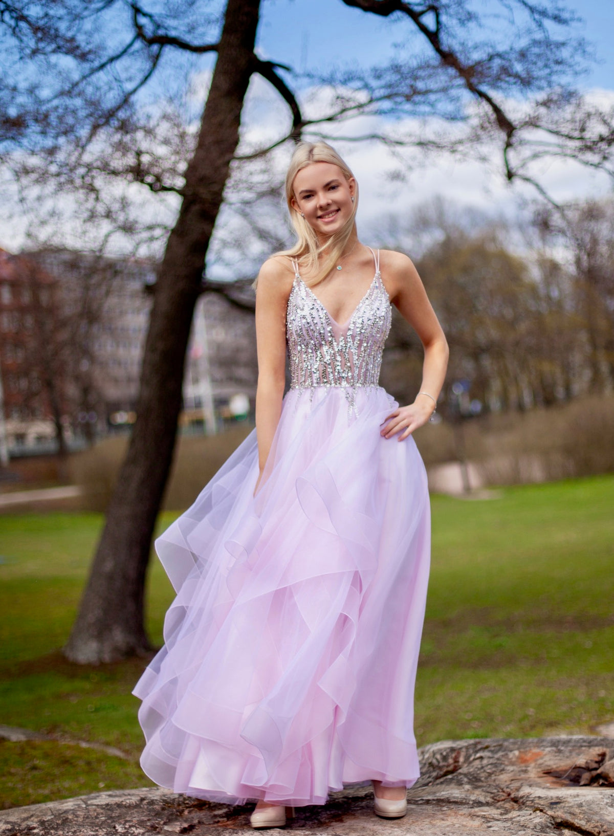 Pinkki vanhojentanssimekko kirjailtulla yläosalla ja röyhelöhelmalla, edestä.