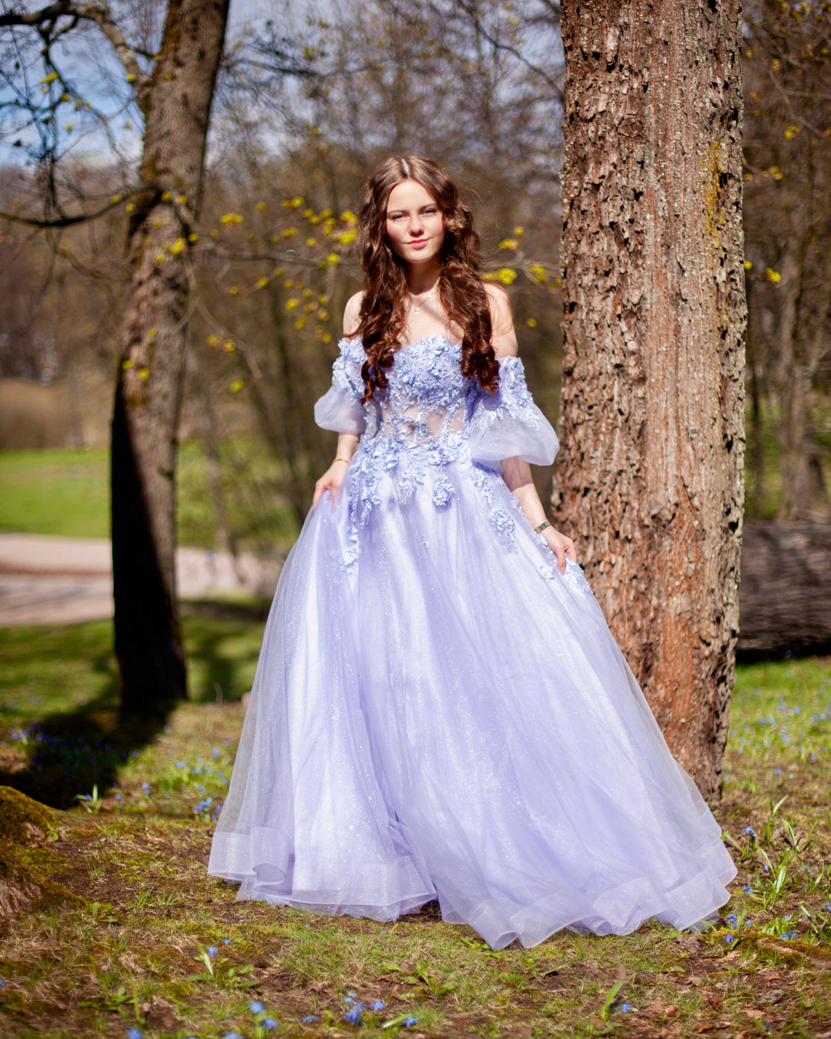 Violetti vanhojentanssimekko tyllistä, off shoulder -olkaimet ja ilmava helma, edestä.