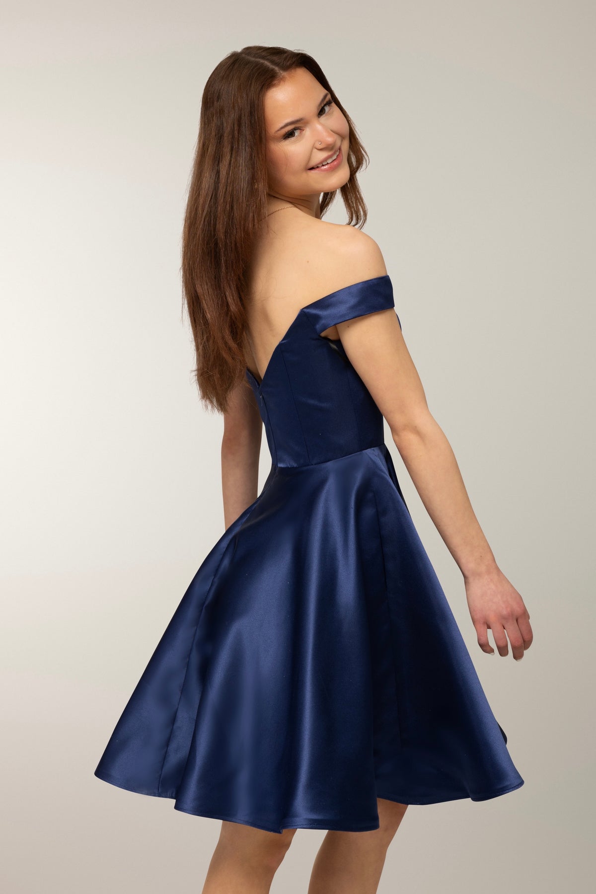 Tummansininen elegantti off shoulder mallinen  rippimekko. 