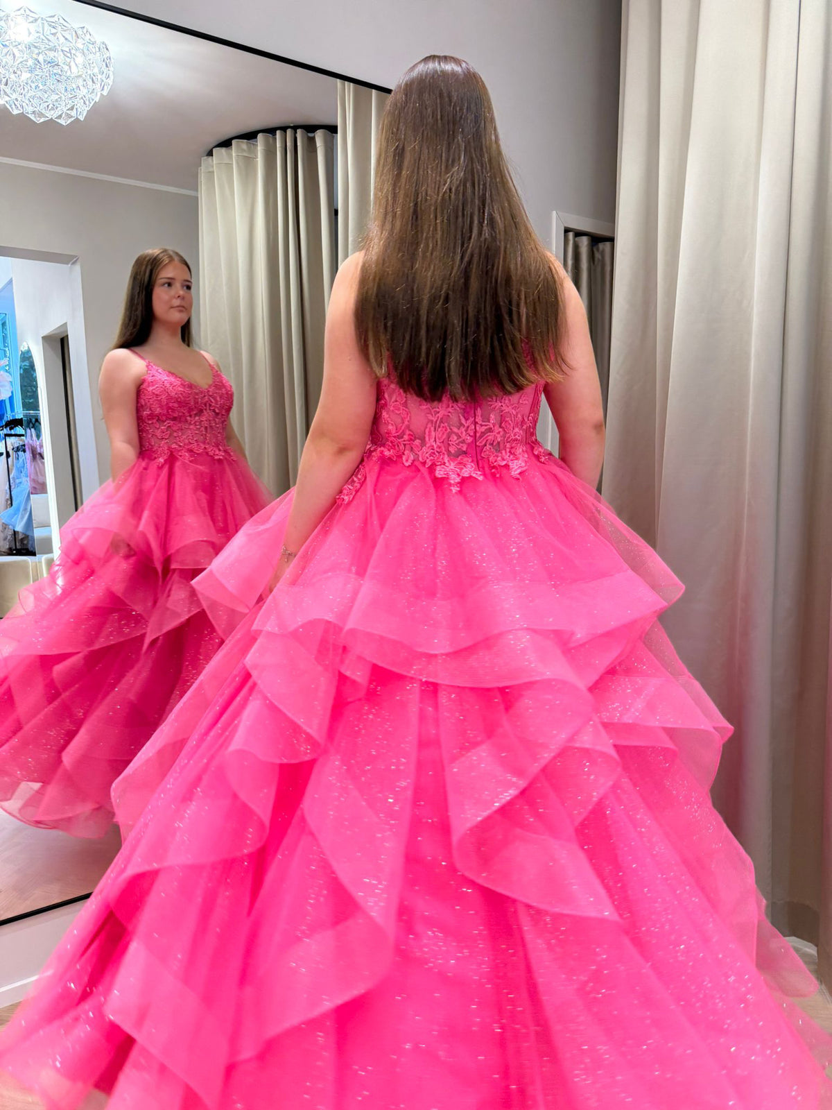 Barbiepinkki vanhojentanssimekko röyhelöhelmalla.