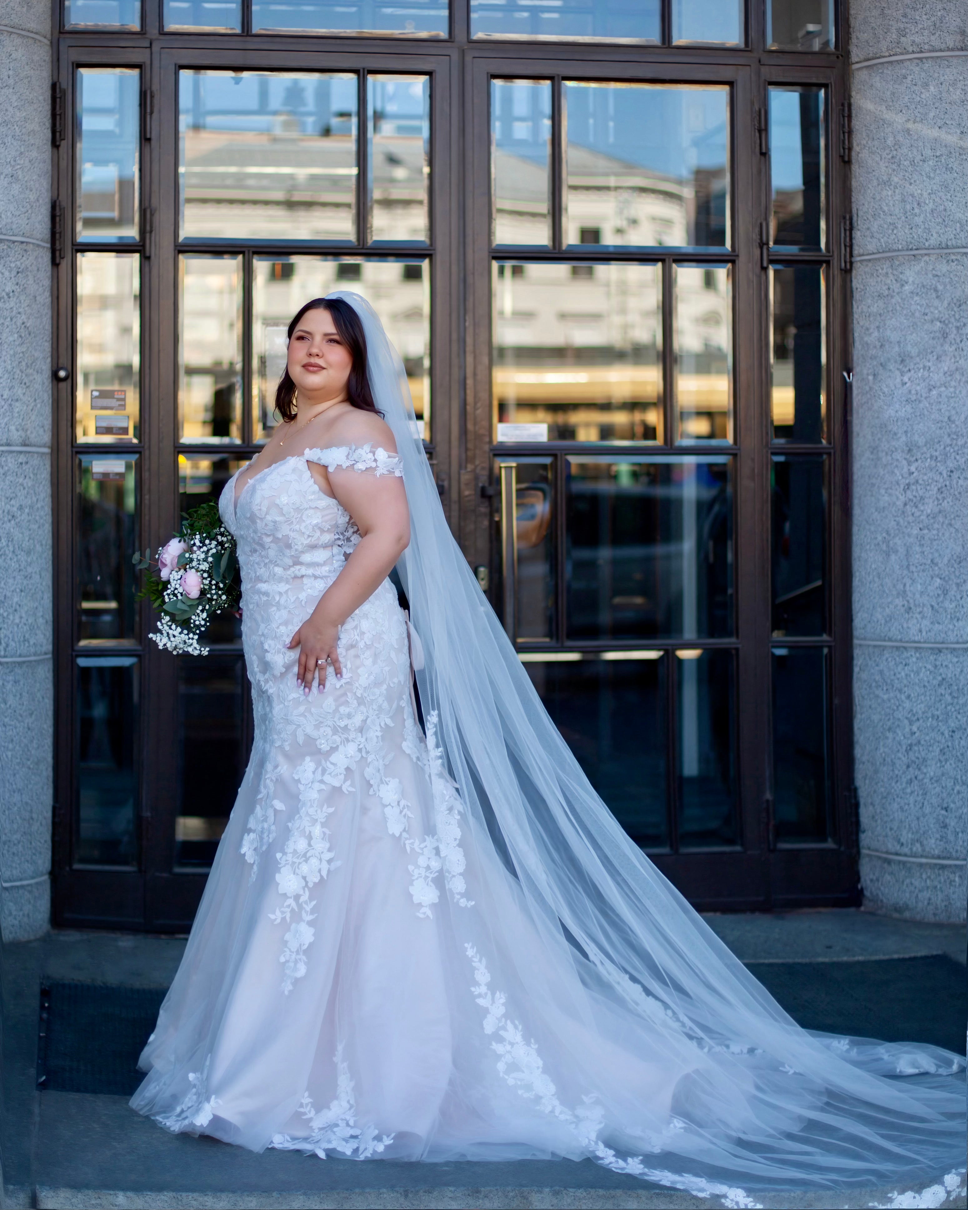 Elegantti häämekko ivory/nude, kaunis leikkaus ja sulava helma, klassinen ja ajaton morsiamen valinta, sivusta.