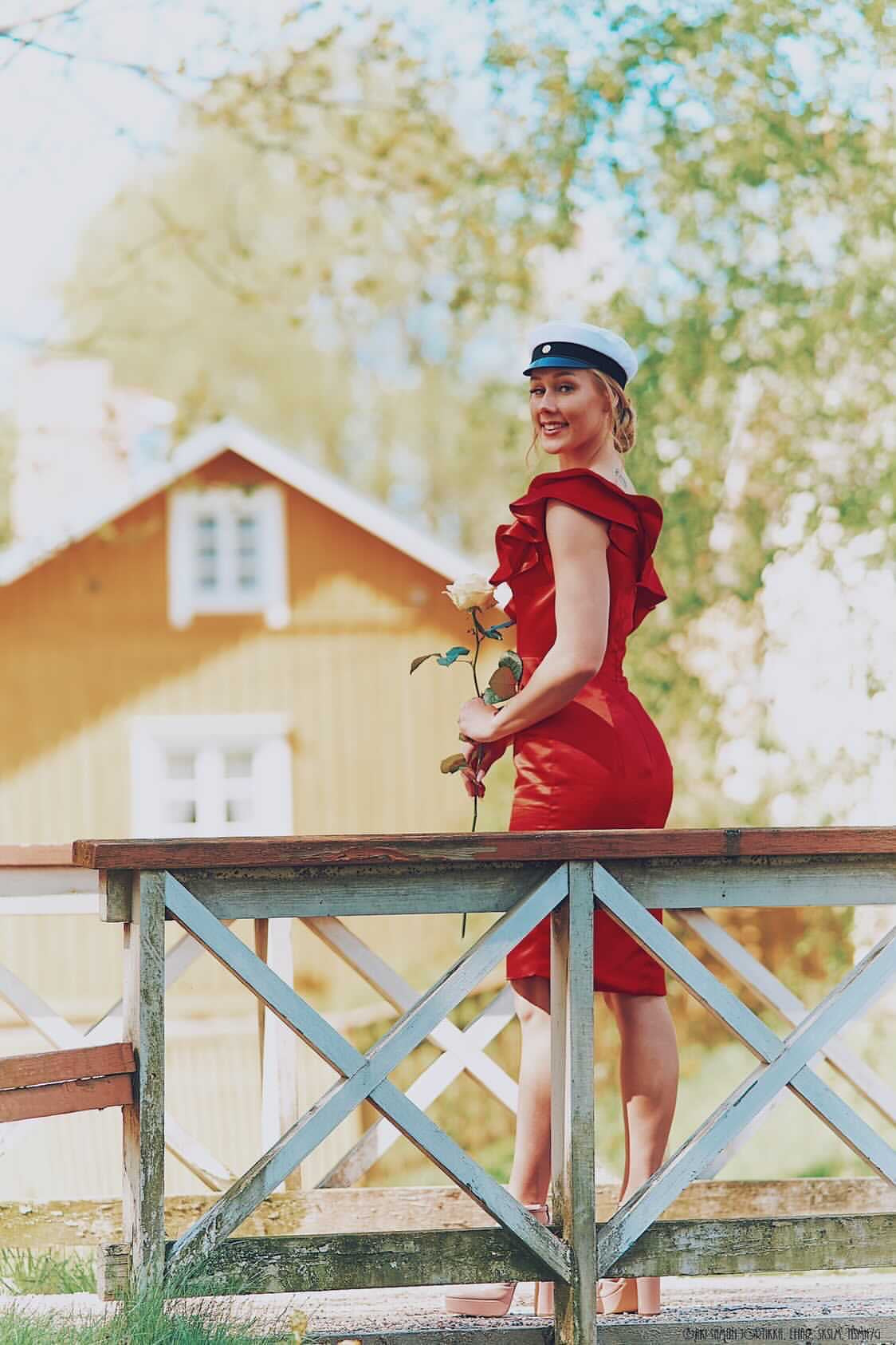 Punainen yksiolkaiminen yo-mekko.