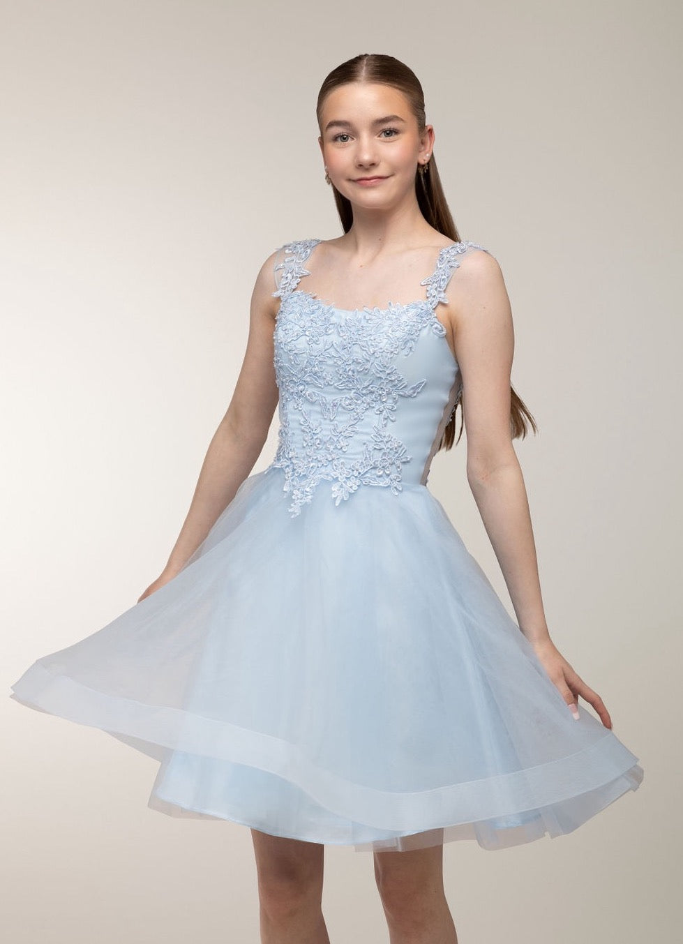 Vaaleansininen off shoulder-rippimekko.