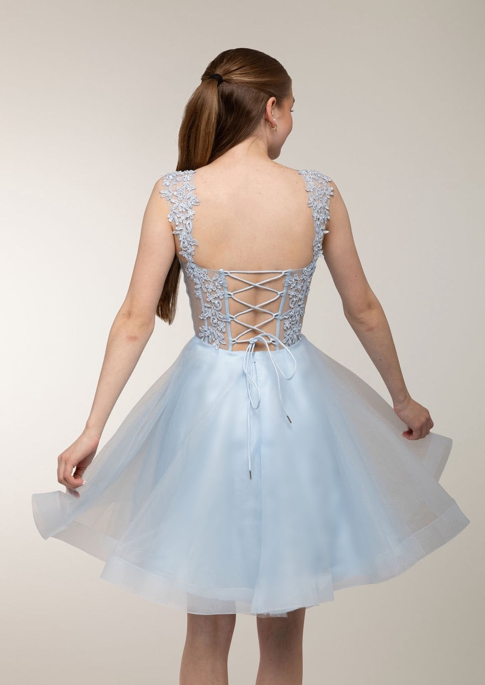 Vaaleansininen off shoulder-rippimekko.