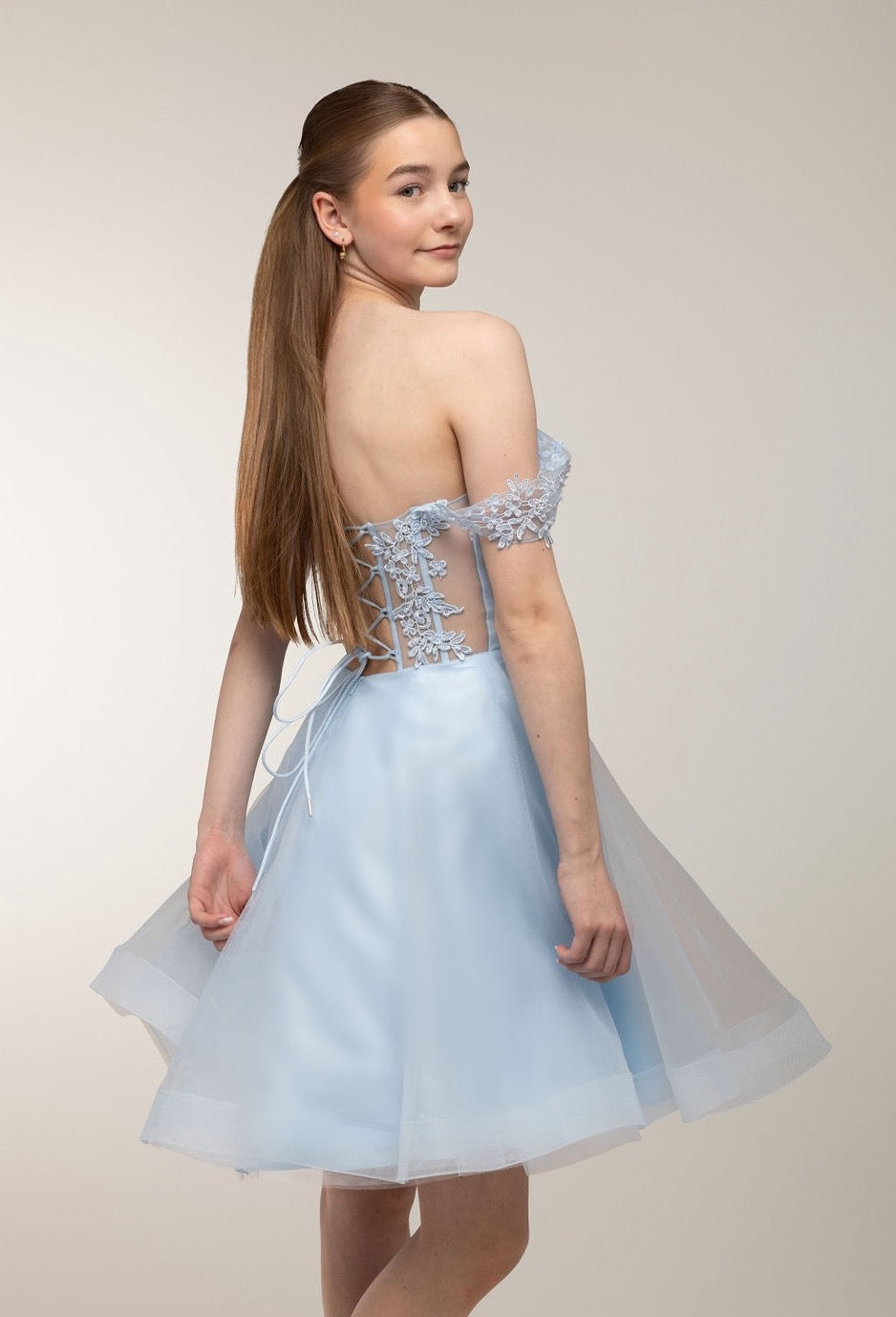 Vaaleansininen off shoulder-rippimekko.