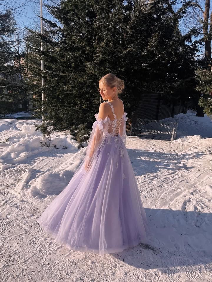 Violetti vanhojentanssimekko off-shoulder-hihalla  kevyestä tyllistä. , takaa.