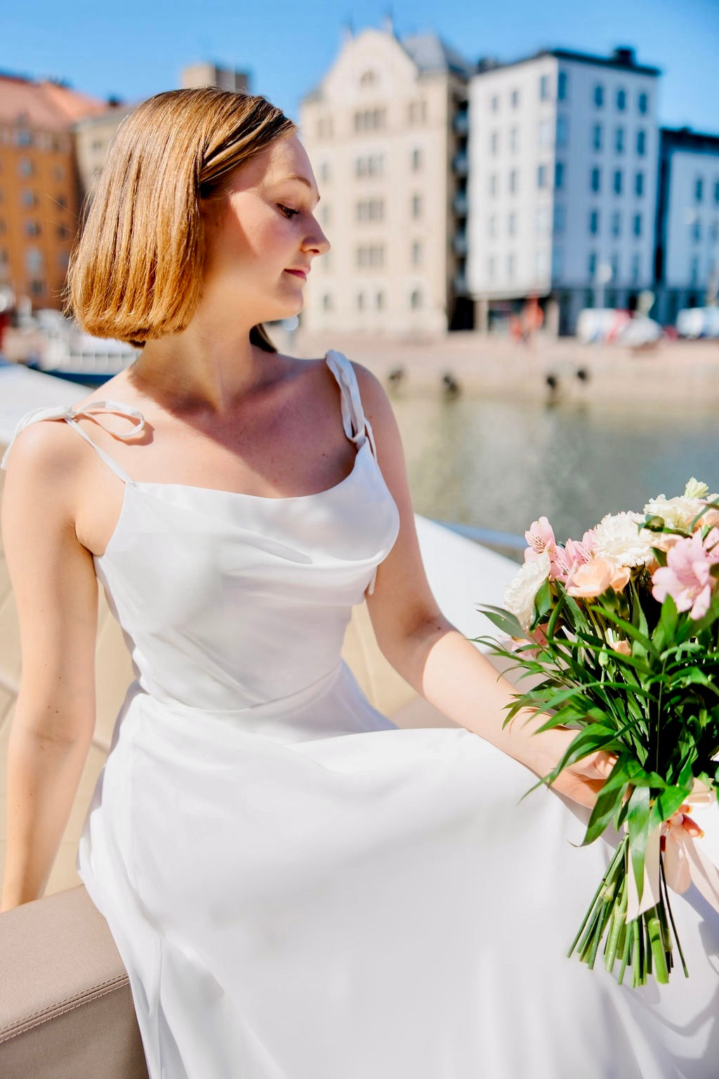 häämekko sifonkia, ohut olkaimet, laahus ja A-linjainen helma, elegantti, edestä. 
