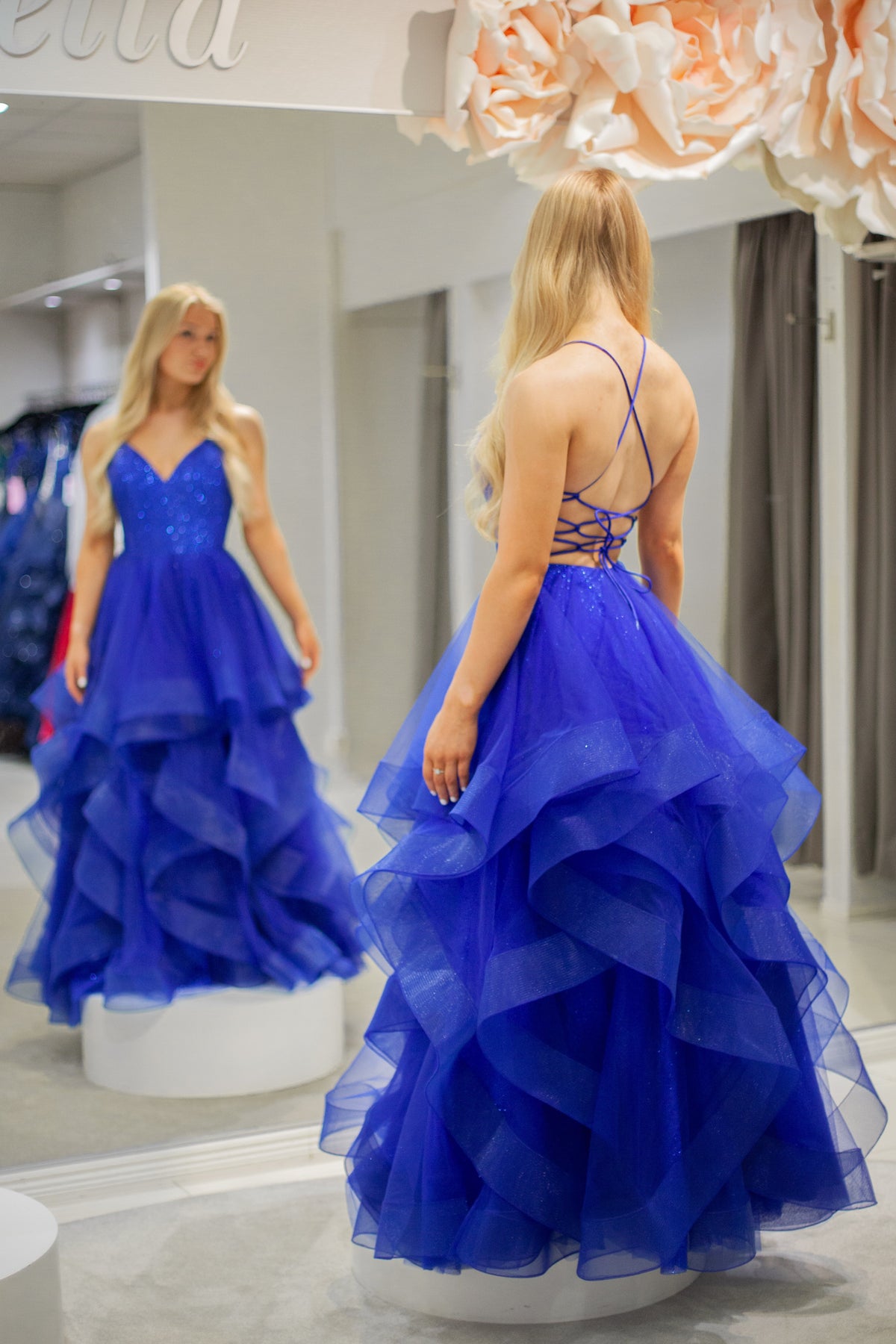 Royalblue vanhojentanssimekko röyhelöhelmalla ja avoimella selällä, takaa.
