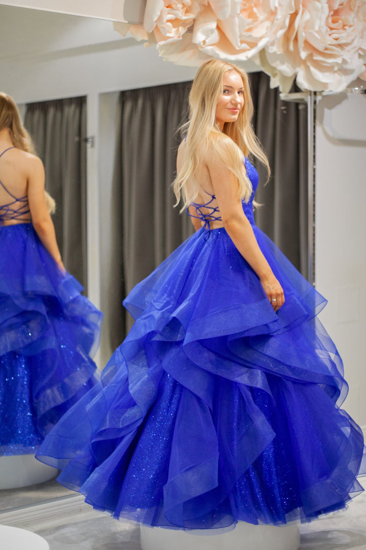 Royalblue vanhojentanssimekko röyhelöhelmalla ja avoimella selällä.