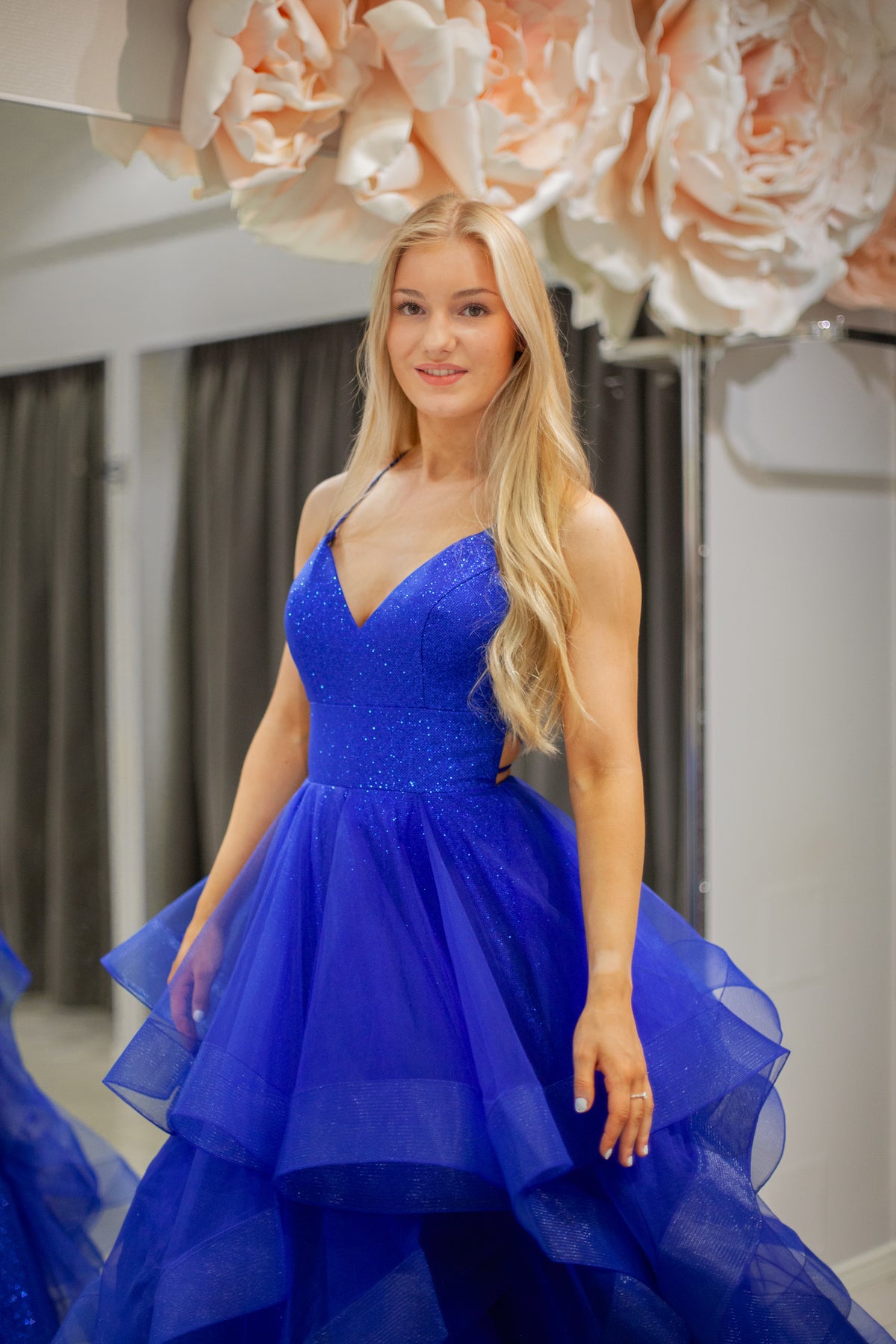 Royalblue vanhojentanssimekko röyhelöhelmalla.