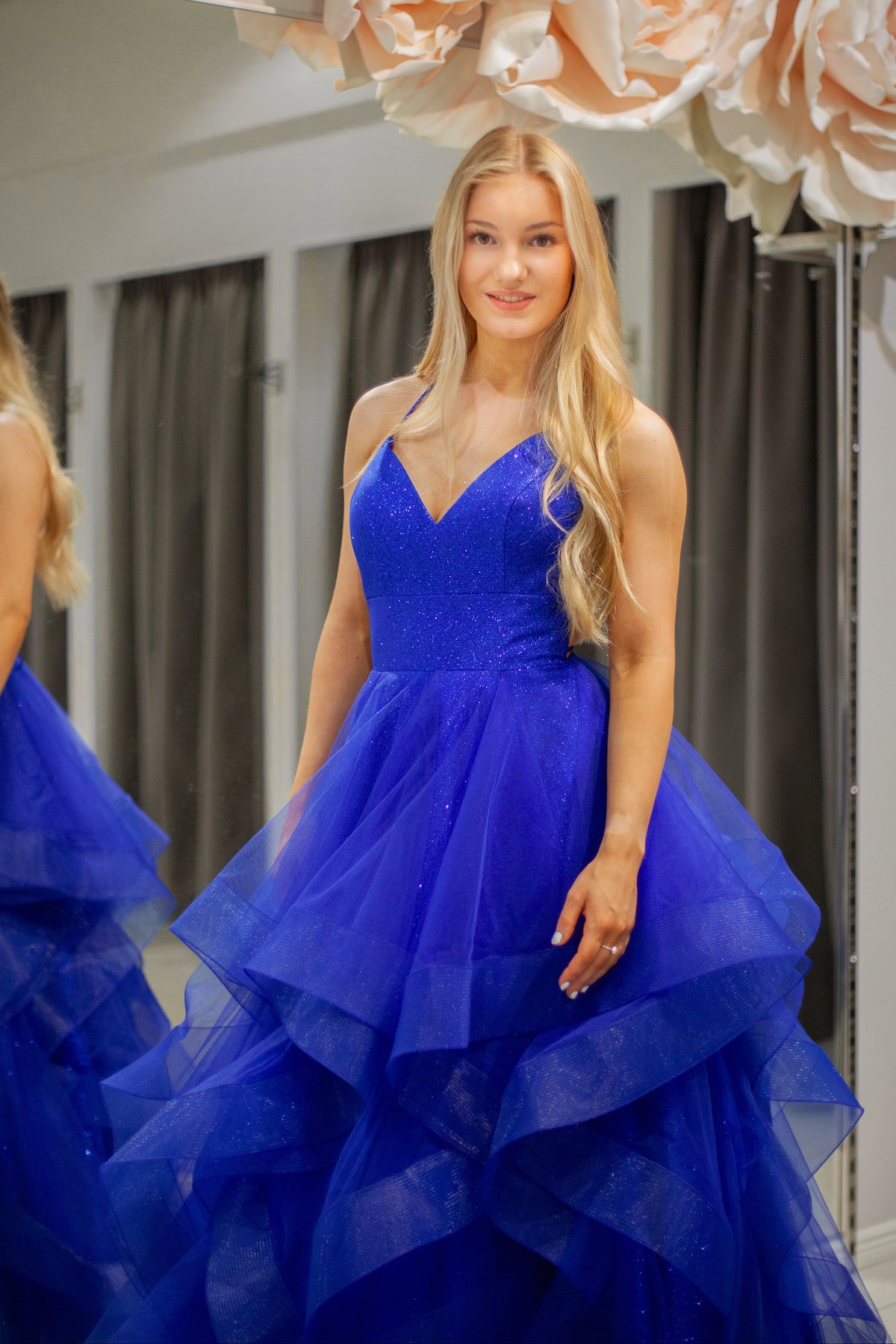 Royalblue vanhojentanssimekko röyhelöhelmalla ja avoimella selällä, edestä.