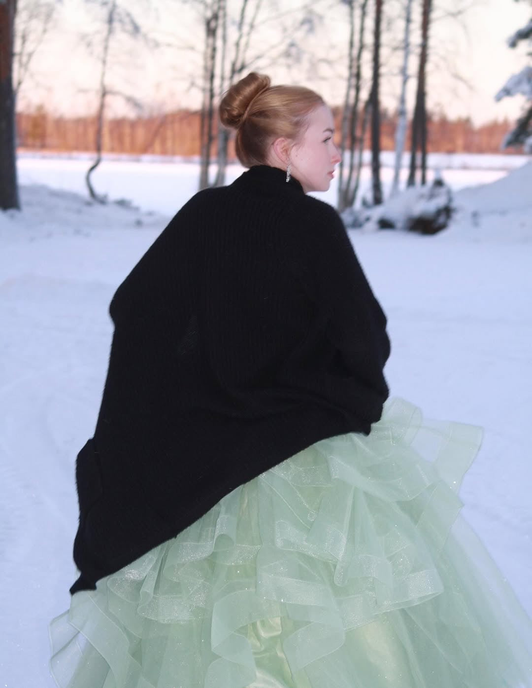 Vaaleanvihreä röyhelöhelmainen vanhojentanssimekko. 