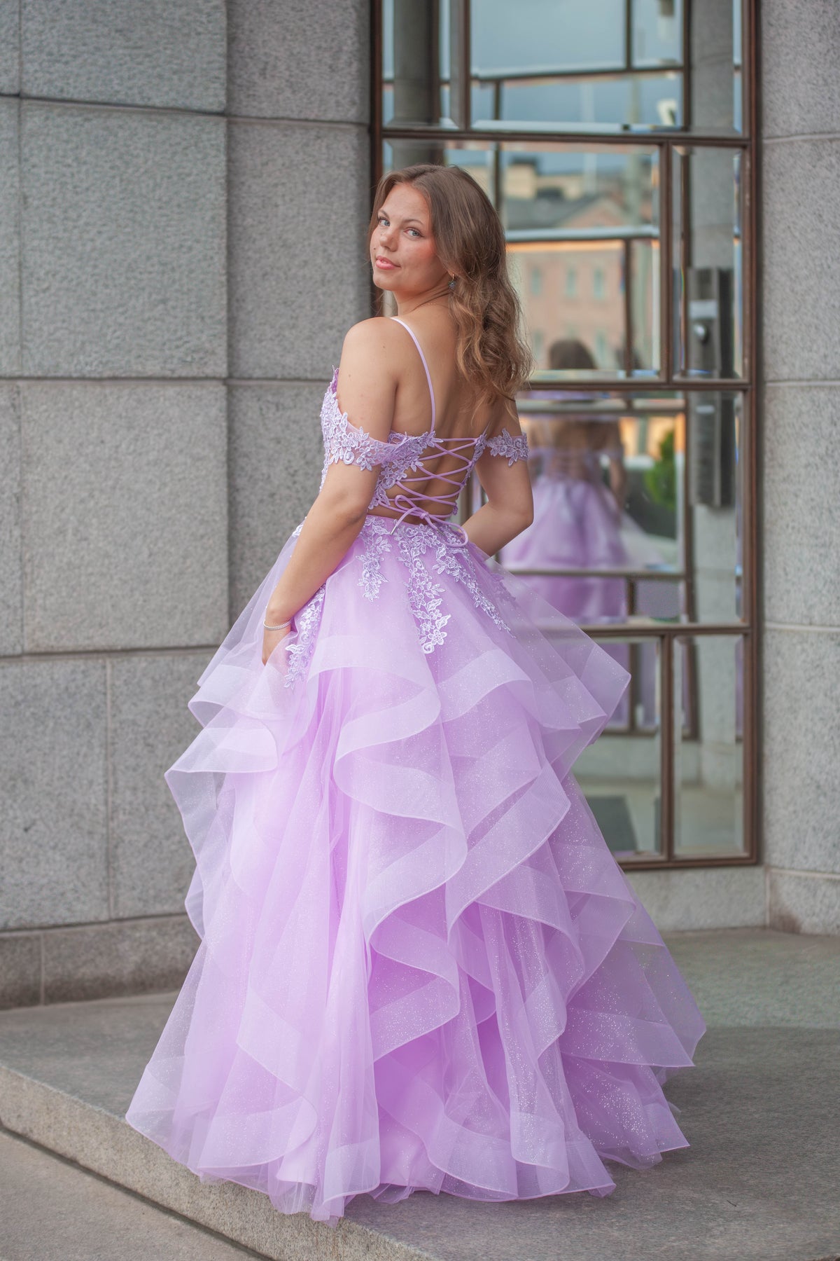 Violetti vanhojentanssimekko off shoulder -mallilla ja röyhelöhelmalla.