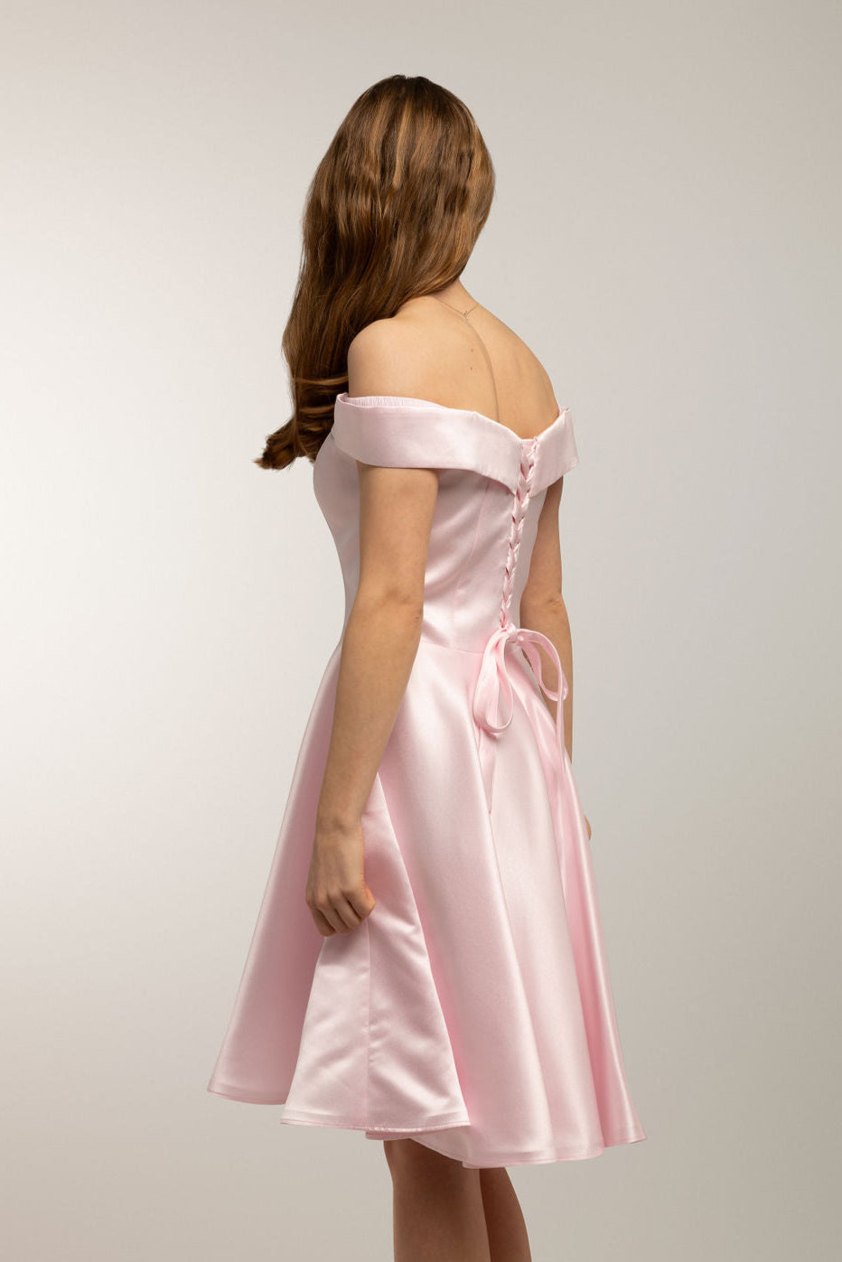 Kaunis pinkki off shoulder mallinen rippimekko. 
