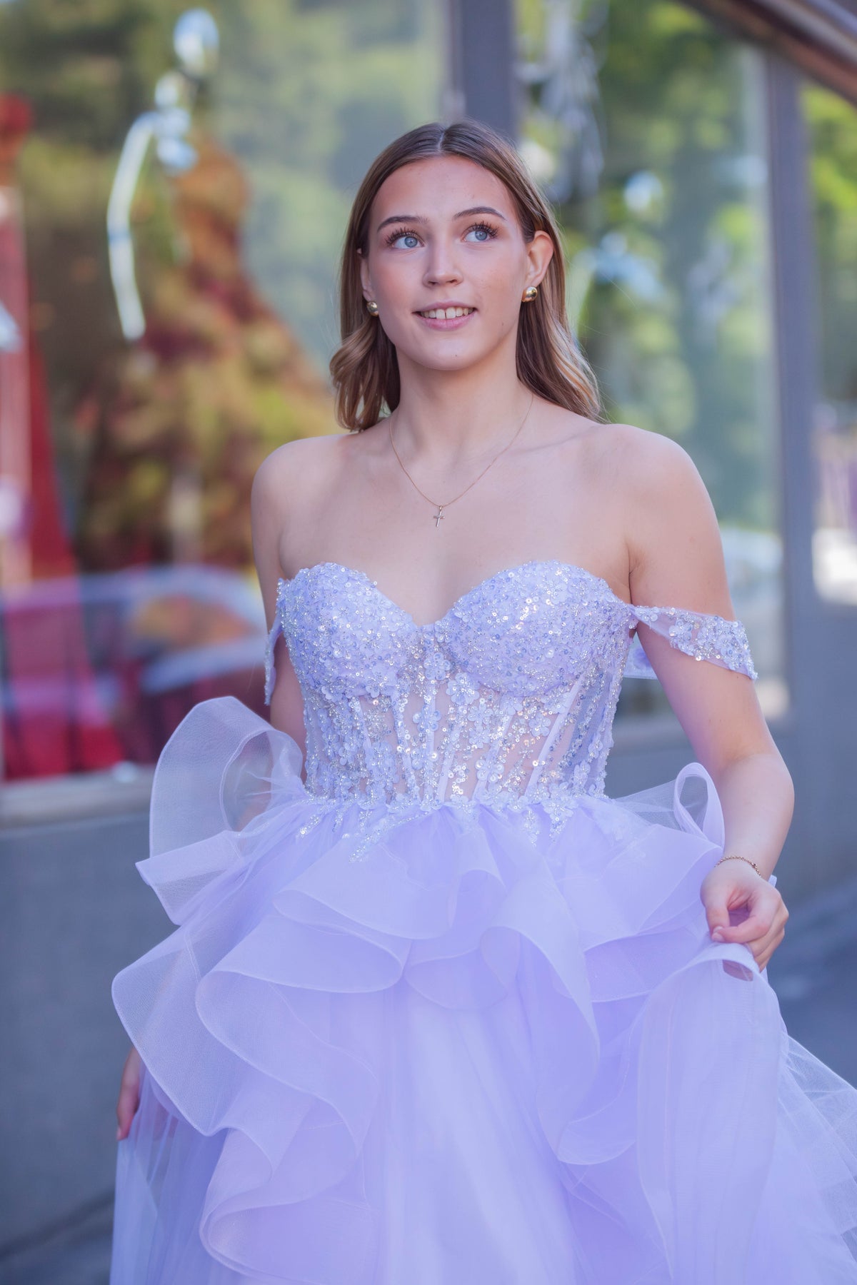 Violetti vanhojentanssimekko röyhelöhelmalla ja off shoulder -mallilla – näyttävä valinta tansseihin.