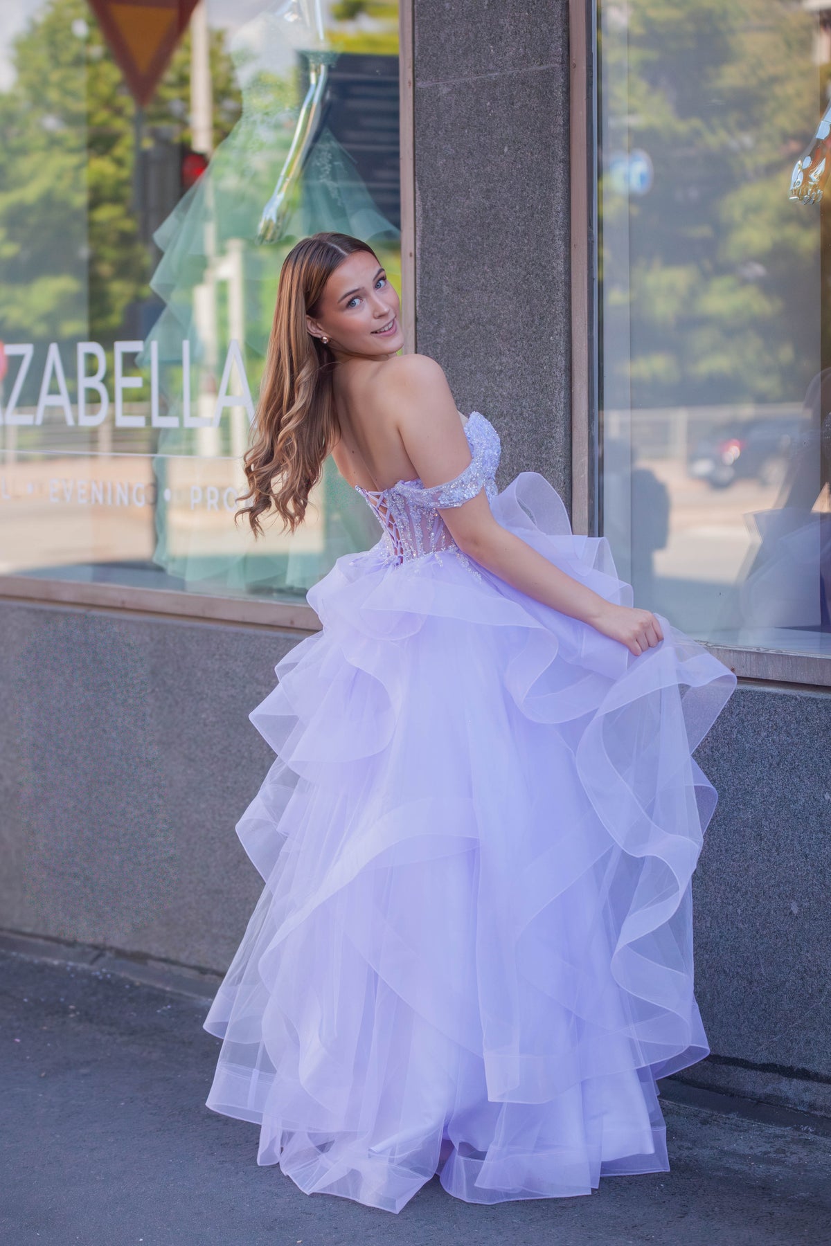 Violetti vanhojentanssimekko röyhelöhelmalla ja off shoulder -mallilla.