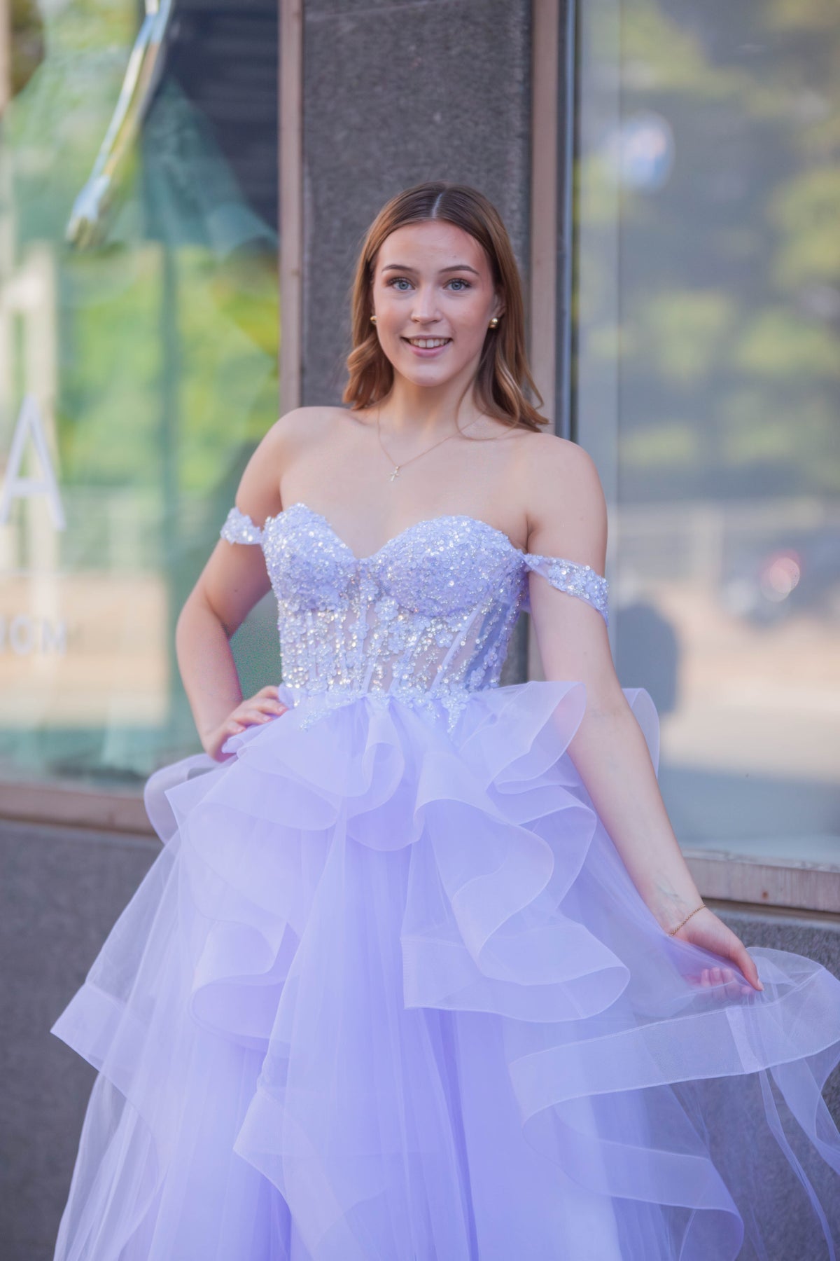Violetti vanhojentanssimekko röyhelöhelmalla ja off shoulder -mallilla.
