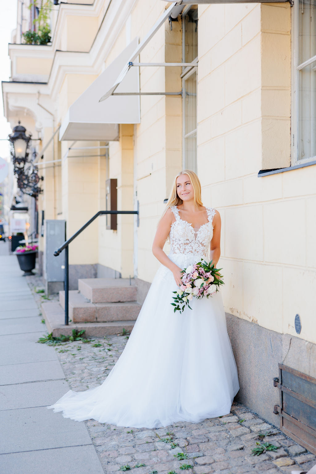 Dazzling-häämekko pitsiyläosalla ja tyllikankaalla, elegantti, unenomainen.