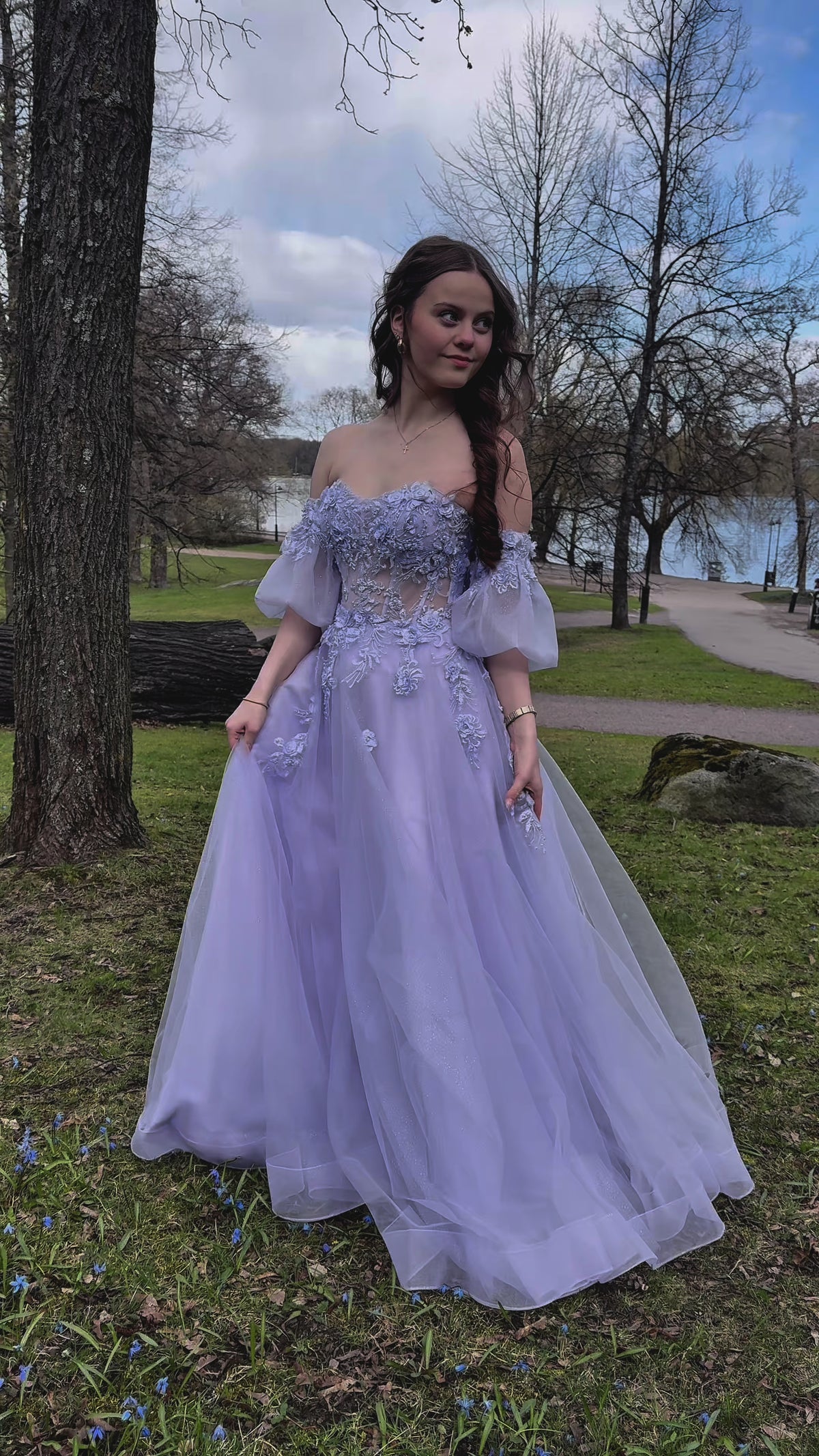 Violetti vanhojentanssimekko tyllistä, off shoulder -olkaimet ja ilmava helma, video.