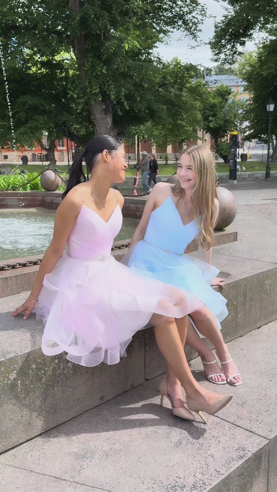 Pinkki ja vaaleansininen röyhelöhelmainen rippimekko röyhelöhelmalla, video. 