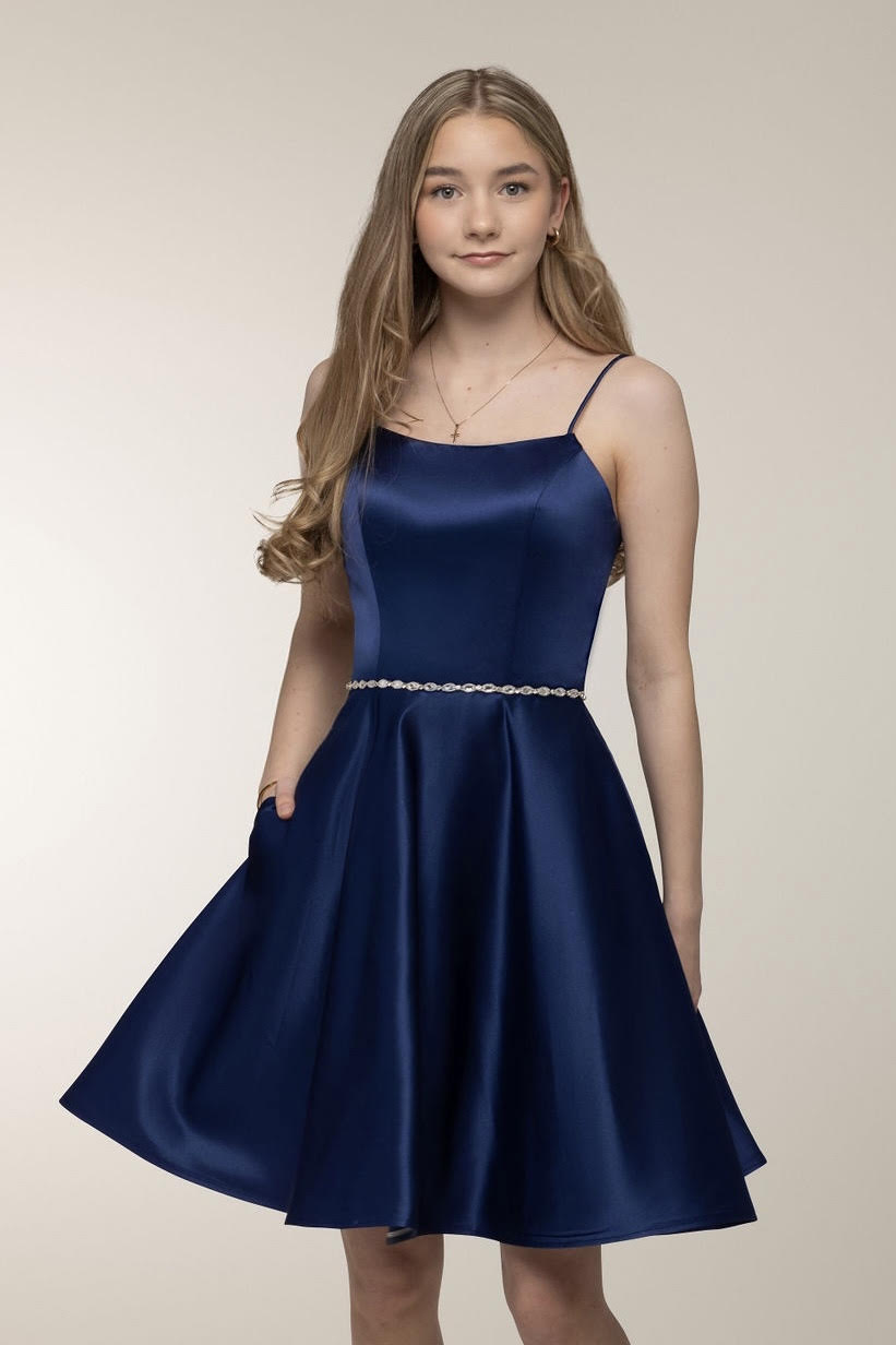 Tummansininen elegantti satiinihelmainen rippimekko. 