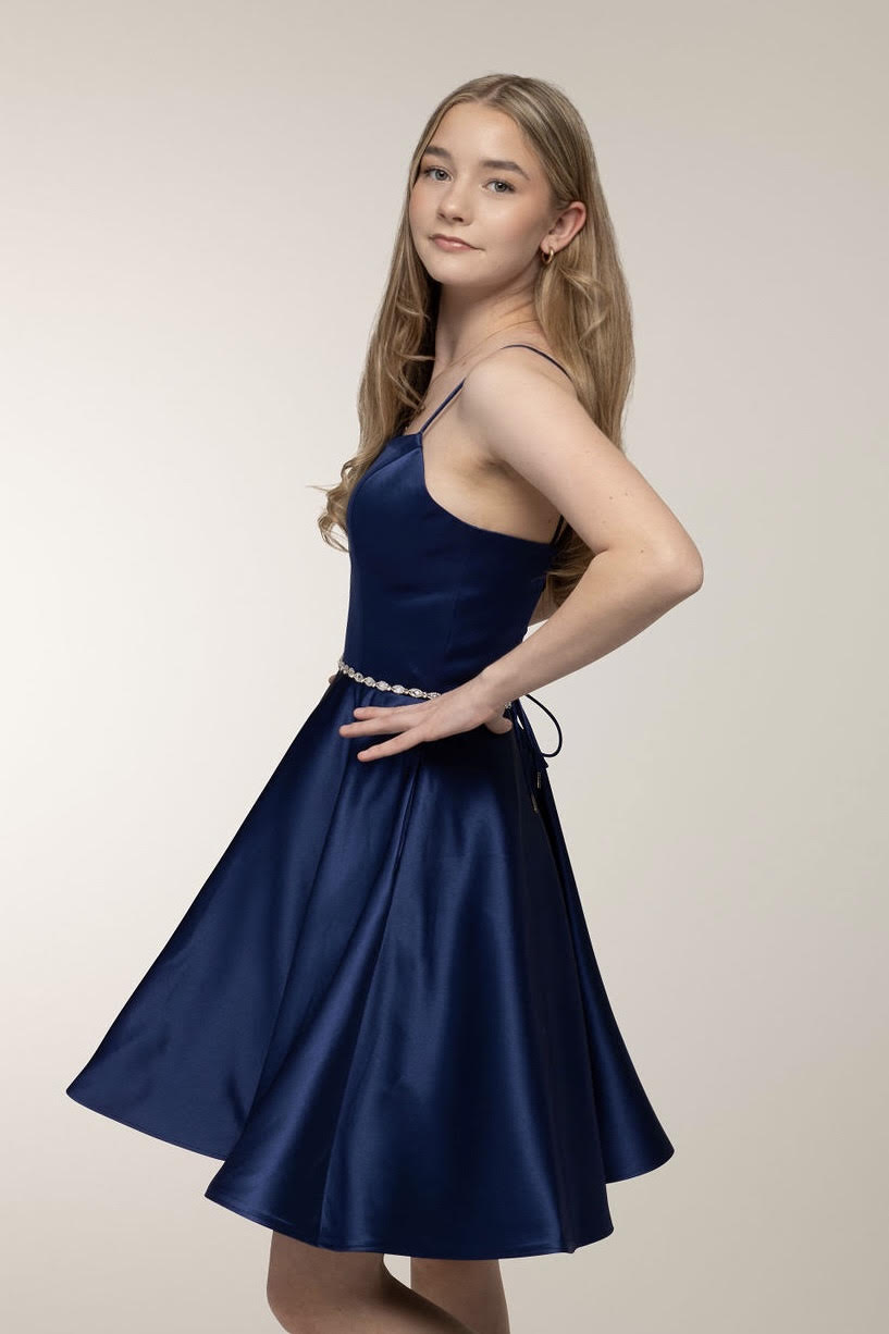 Tummansininen elegantti satiinihelmainen rippimekko. 