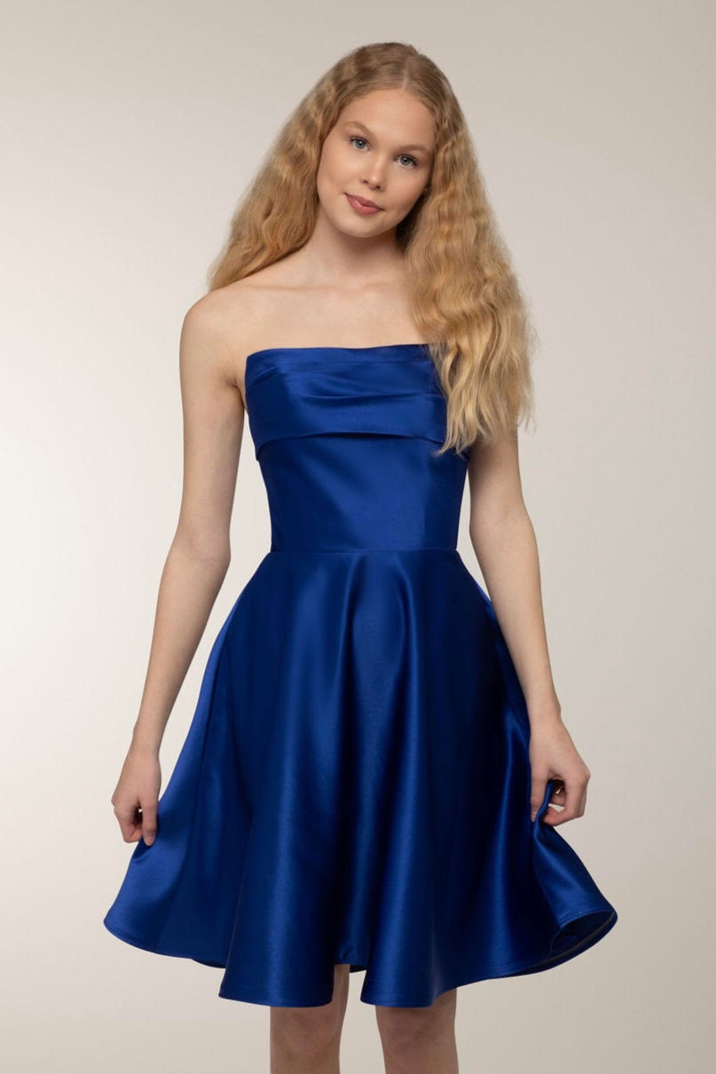 Elegantti sininen olkaimeton rippimekko. 