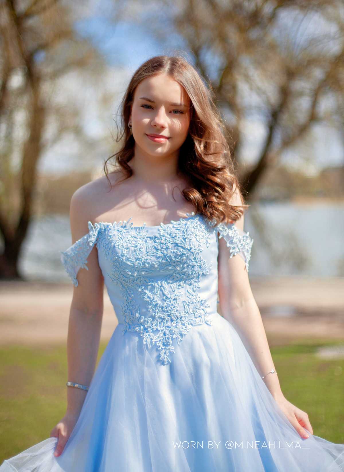 Vaaleansininen off shoulder-rippimekko.