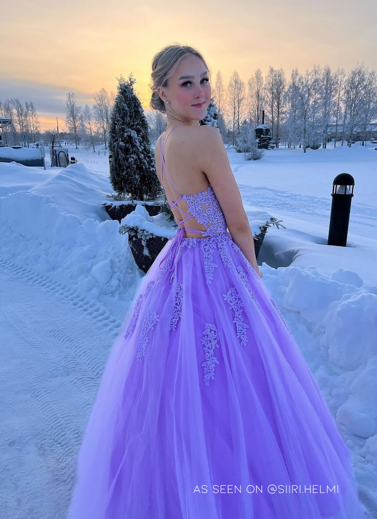 Violetti vanhojentanssimekko, takaa
